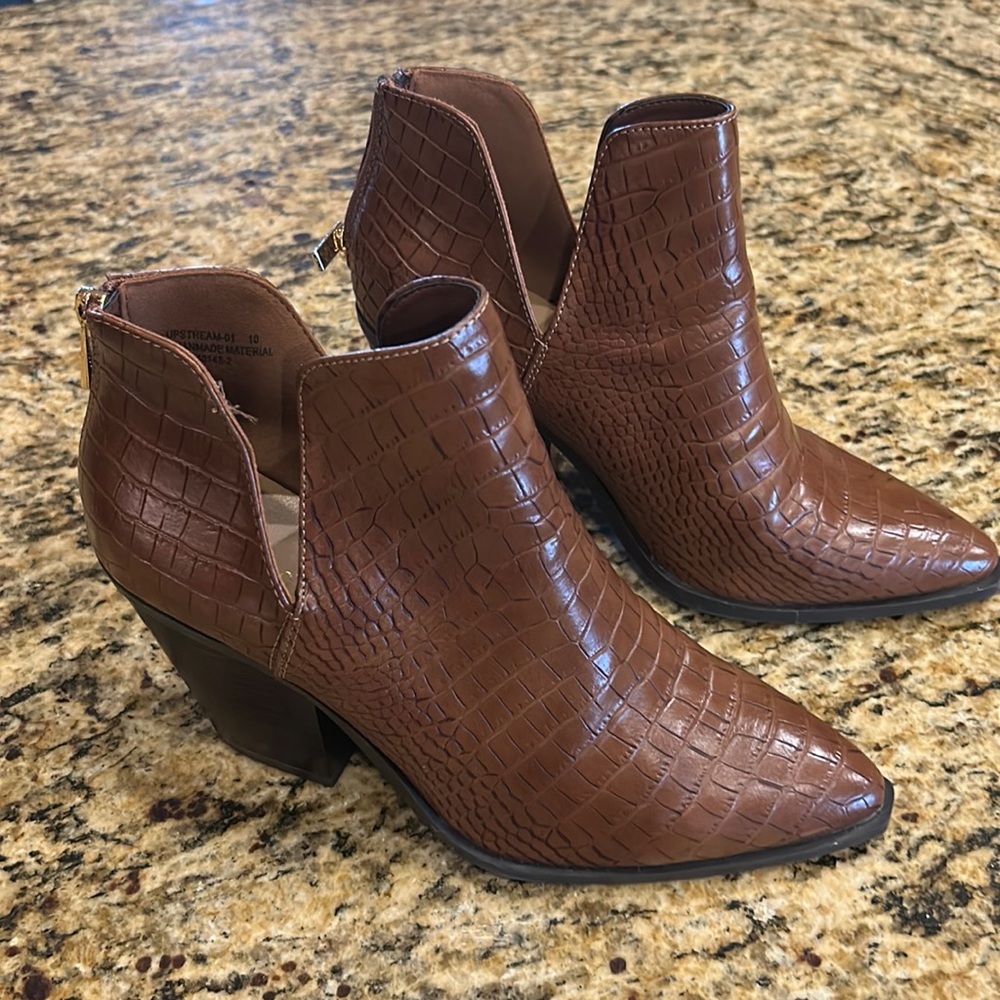 Bamboo croc printed brown ankle boots, size 10, NWT | offer in description